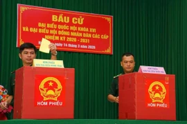 Chiến sĩ Tiểu đoàn Huấn luyện - Cơ động 1 bỏ phiếu bầu cử.