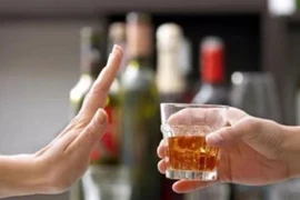 Bác sĩ khuyến cáo người dân tránh uống rượu trôi nổi, rượu ngâm tự phát để phòng ngộ độc methanol.