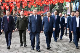 Tổng Bí thư Tô Lâm và các cử tri đến khu vực bỏ phiếu số 2 - phường Ba Đình, TP Hà Nội. 