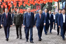 Tổng Bí thư Tô Lâm và các cử tri đến khu vực bỏ phiếu số 2 - phường Ba Đình, TP Hà Nội. 