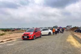  Các nhà đầu tư kéo đến xem khu đất đấu giá tại Hưng Yên hồi tháng 5. Ảnh Đông Bắc.