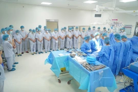 Các bác sĩ mặc niệm tri ân người thanh niên hiến tạng trước ca mổ đặc biệt.