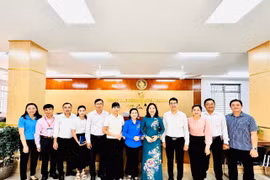 Đoàn kiểm tra chụp ảnh lưu niệm cùng các lãnh đạo, công chức, viên chức phường Tân Hoà. Ảnh: Hồng Phúc