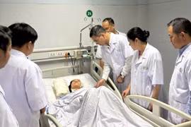 Đại diện Bộ Y tế thăm hỏi nữ điều dưỡng bị thương sau vụ tấn công tại Bệnh viện Sản Nhi Nghệ An.