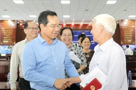 Chủ tịch UBND TPHCM Nguyễn Văn Được trao đổi với cử tri tại hội nghị.