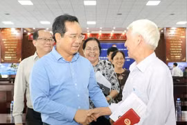 Chủ tịch UBND TPHCM Nguyễn Văn Được trao đổi với cử tri tại hội nghị.