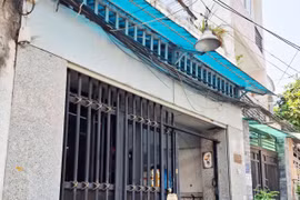 Ghi nhận của phóng viên Báo Tri thức và Cuộc sống sáng 18/3/2026, tại địa chỉ số 416/19/34 Lạc Long Quân, phường Hòa Bình, TP HCM, cơ sở vẫn mở cửa, bên trong có nhiều hàng hóa đang được đóng gói. Ảnh Hữu Thông