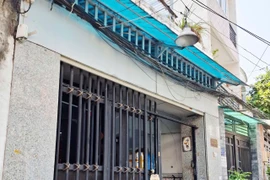 Ghi nhận của phóng viên Báo Tri thức và Cuộc sống sáng 18/3/2026, tại địa chỉ số 416/19/34 Lạc Long Quân, phường Hòa Bình, TP HCM, cơ sở vẫn mở cửa, bên trong có nhiều hàng hóa đang được đóng gói. Ảnh Hữu Thông