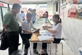 Đoàn kiểm tra tại các cửa hàng kinh doanh sản phẩm. Ảnh: Ngọc Thơ
