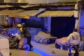 Người ngồi sau xe – liên tục có hành vi giữ và lôi kéo cán bộ tổ công tác nhằm tạo điều kiện cho N.N.T rời khỏi hiện trường. Ảnh cắt từ clip