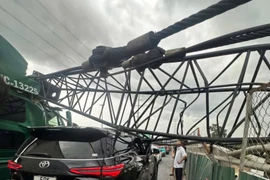 Hiện trường giàn cẩu công trình đổ đè trúng 2 xe ô tô đang lưu thông qua nút giao Mỹ Thủy, TP Thủ Đức (TP HCM).