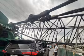 Hiện trường giàn cẩu công trình đổ đè trúng 2 xe ô tô đang lưu thông qua nút giao Mỹ Thủy, TP Thủ Đức (TP HCM).