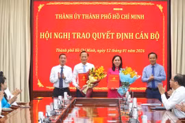 Lãnh đạo TP HCM chúc mừng hai nhân sự vừa được giao nhiệm vụ mới.