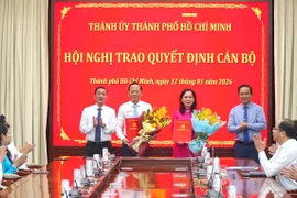 Lãnh đạo TP HCM chúc mừng hai nhân sự vừa được giao nhiệm vụ mới.