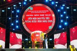 Bà Trần Thị Diệu Thúy, Phó Chủ tịch UBND TP HCM đánh trống khai hội, mở màn đêm hội Nguyên tiêu mừng Xuân Bính Ngọ 2026.