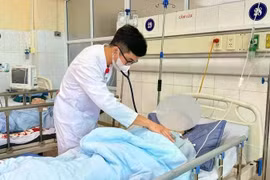 Thăm khám bệnh nhân lao. Ảnh minh họa