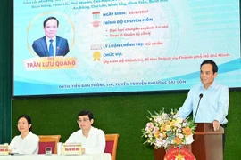 Bí thư Thành ủy TP HCM Trần Lưu Quang trao đổi với cử tri.