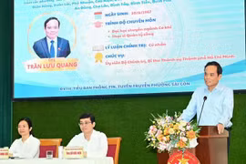 Bí thư Thành ủy TP HCM Trần Lưu Quang trao đổi với cử tri.