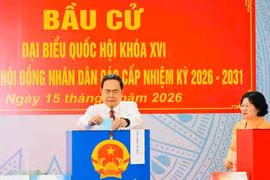 Chủ tịch Quốc hội Trần Thanh Mẫn bỏ phiếu bầu cử.