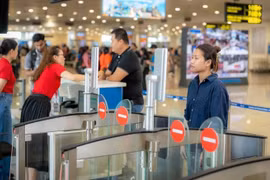 Từ ngày 15/9, tại các sân bay nội địa trên cả nước, hành khách có thể làm thủ tục bay chỉ bằng VNeID và sinh trắc học - Ảnh: VOV