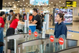 Từ ngày 15/9, tại các sân bay nội địa trên cả nước, hành khách có thể làm thủ tục bay chỉ bằng VNeID và sinh trắc học - Ảnh: VOV