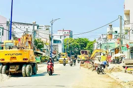 Dự án mở rộng lộ giới đường Nguyễn Bỉnh Khiêm (phường Vũng Tàu, TPHCM) chưa thảm nhựa do giá vật tư tăng (ẢNH: QUANG VŨ)