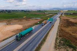 Các công trình hạ tầng giao thông đang được đẩy mạnh đầu tư xây dựng, đáp ứng yêu cầu phát triển kinh tế - xã hội. Ảnh: Dũng Minh