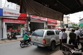 Đoàn kiểm tra liên ngành đến kiểm tra cửa hàng Fresh Shop của C.P. Việt Nam tại Mỹ Xuyên (Sóc Trăng) vào chiều 30/5. Ảnh: Trần Tuyên