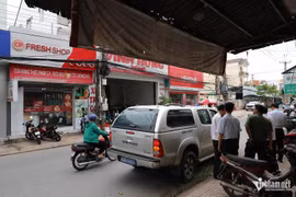 Đoàn kiểm tra liên ngành đến kiểm tra cửa hàng Fresh Shop của C.P. Việt Nam tại Mỹ Xuyên (Sóc Trăng) vào chiều 30/5. Ảnh: Trần Tuyên