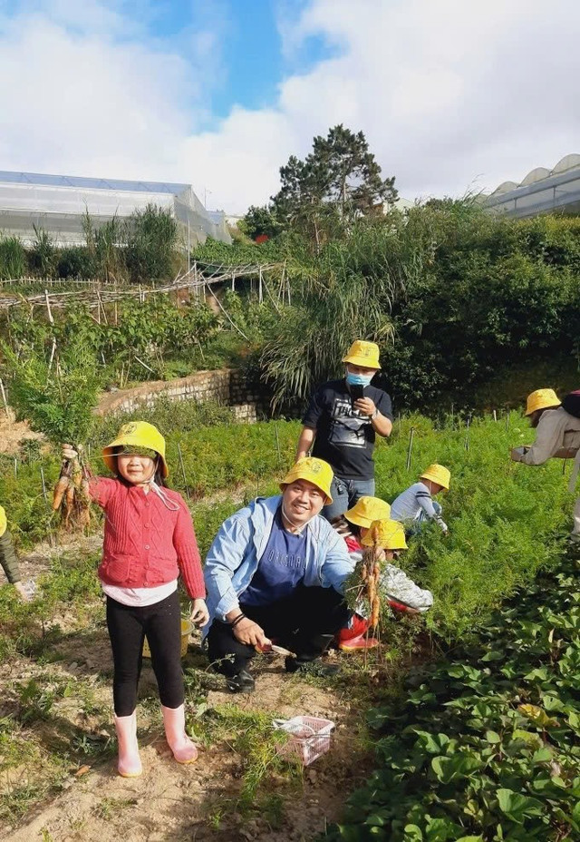GIa đình cùng các bé tham gia thu hoạch rau củ. Ảnh Bunny Hill Farm & Homestay a07368926acadc9485db.jpg