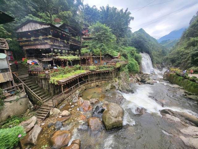 Không chỉ có săn mây hay ngắm ruộng bậc thang, bản Cát Cát ở Sa Pa còn hút hồn du khách bởi vẻ đẹp mộc mạc và trải nghiệm văn hóa H’Mông đặc sắc. Ảnh dulich cat-cat.jpg