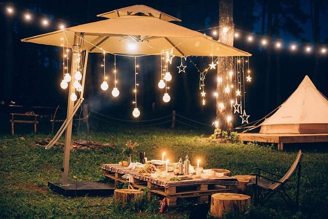 Khi đêm xuống, ngồi bên bếp lửa nhấp chén rượu ngô hay rượu táo mèo ấm nồng, nghe tiếng gió rì rào và trò chuyện rôm rả, du khách sẽ cảm nhận sự an yên, tạm rời xa nhịp sống hối hả. Ảnh luhanhvietnam mocchau.jpg