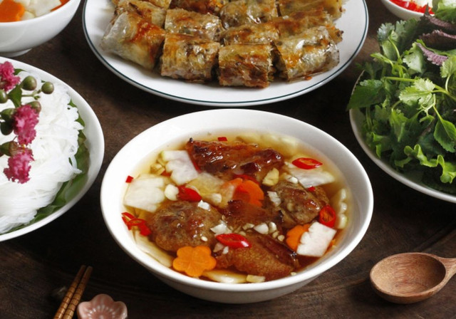 Thưởng thức bún chả Hà Nội. Ảnh dulich bun-cha.jpg