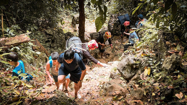 Đường vào bản làng nguy hiểm và khúc khuỷu nhưng cảm giác đầu tiên khi đến làng lại yên bình quá đỗi. Ảnh Yên Ly 4e9c9d04c9e87eb627f9.jpg