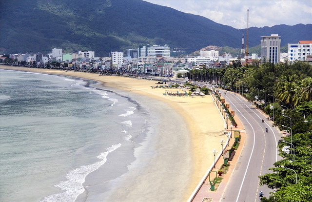 Đi dạo trên bờ biển Xuân Diệu. Ảnh N.V xuan-dieu.jpg