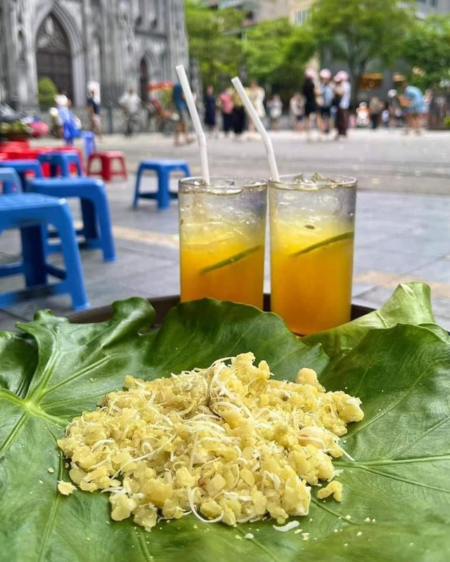 Thưởng cốm Hà Nội. Ảnh Quang Vũ thu-ha-noi.jpg