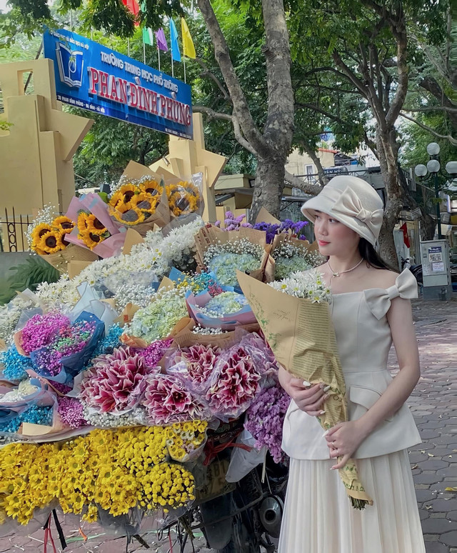 Check in xa hoa tại đường Phan Đình Phùng. Ảnh Trang Xuu thu-ha-noi2.jpg
