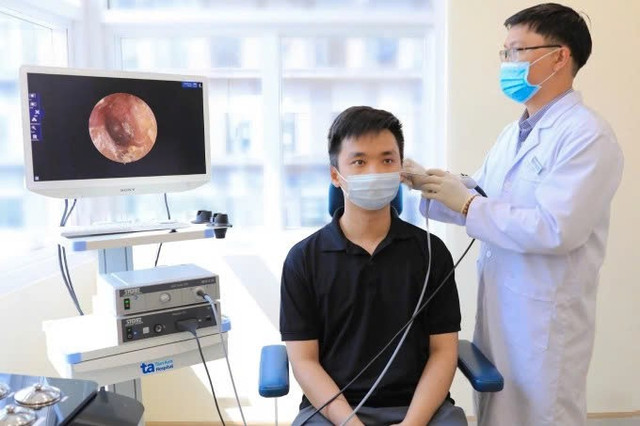 Bác sĩ Phát đang nội soi tai cho một người bệnh. Ảnh BVCC a378c7e1cf7b7a25236a.jpg