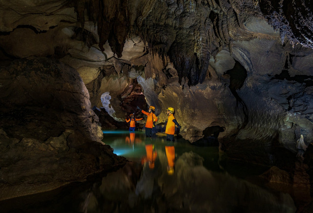 Sông ngầm trong hang Chà Lòi. Ảnh Quangbinhtravel hang-3.jpg
