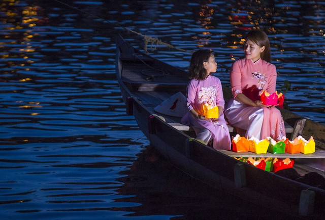 Thả hoa đăng trên sông Hoài. Ảnh Vinpearl tha-hoa-dang.jpg