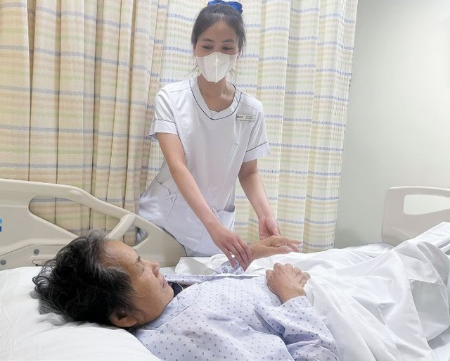 Bệnh nhân được điều dưỡng chăm sóc sau phẫu ca phẫu thuật. Ảnh BVCC cu-ba-bi-soi-mat.jpg