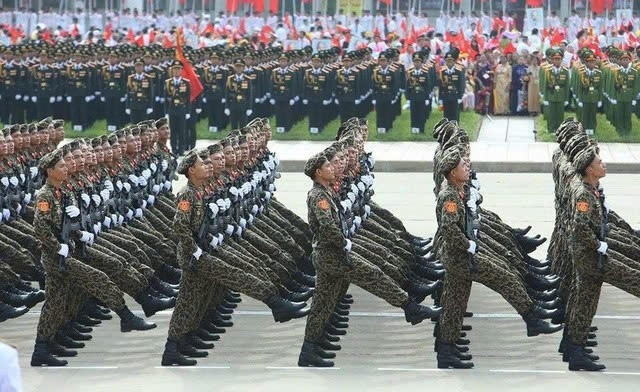 Lễ diễu hành trong dịp kỷ niệm 70 năm Cách mạng tháng 8 và Quốc khánh 2/9 năm 2015 có sự tham gia của hơn 15.000 người. Ảnh Báo Tiền Phong f6fd758d93641b3a4275.jpg