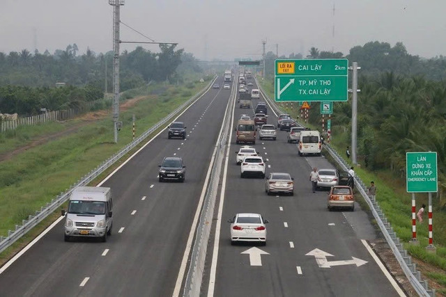 Phương tiện lưu thông trên cao tốc Trung Lương-Mỹ Thuận, đoạn qua xã Tân Phú, thị xã Cai Lậy. (Ảnh: Minh Trí/TTXVN) 195dc9dc66e4d3ba8af5.jpg