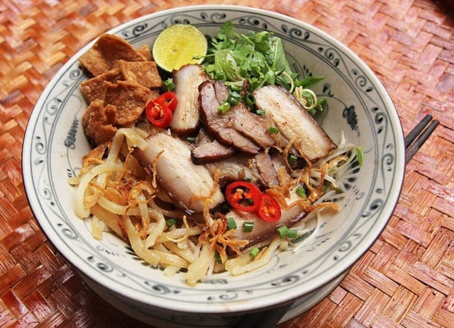 Thưởng thức cao lầu. Ảnh DRT cao-lau1.jpg