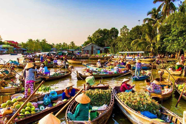 Chợ nổi - một trong những nét đặc trưng rất riêng của Cần Thơ. Ảnh Traveloka cho-noi.jpg