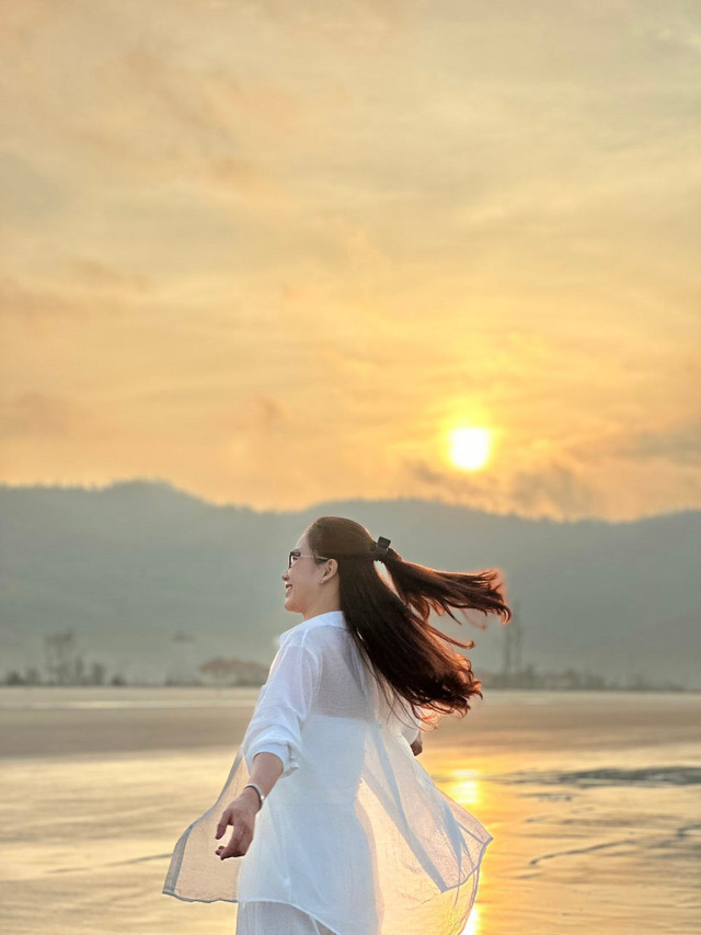 Không gian biển lặng và bầu trời chuyển sắc tạo nên khung cảnh bình minh, hoàng hôn đầy mê hoặc tại đảo Ngọc Vừng. Ảnh: Vũ Trọng Hiếu dao-ngoc3.jpg