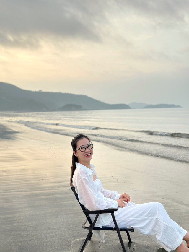 Không gian biển lặng và bầu trời chuyển sắc tạo nên khung cảnh bình minh, hoàng hôn đầy mê hoặc tại đảo Ngọc Vừng. Ảnh: Vũ Trọng Hiếu dao-ngoc.jpg