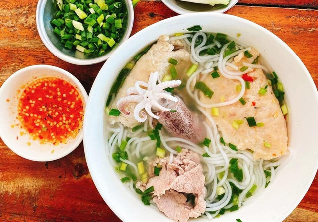 Thưởng thức bữa sáng món bún quậy. Ảnh MIA bun-quay.jpg
