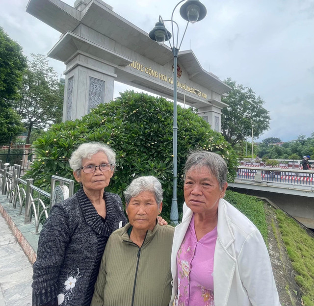 Bà Sáu, bà Quen và bà Tránh (từ trái sang) chụp ảnh ở Lào Cai. Ảnh Vietnamnet u803.jpg