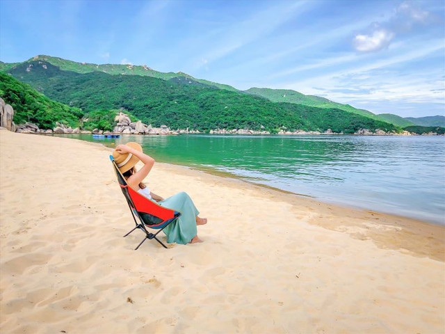 Bỏ qua biển đông đúc, khám phá Nha Trang hoang sơ với 7 điểm đến lạ mà đẹp ảnh 1 ban-dao-dam-mon.jpg